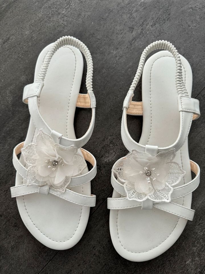 Sandalen in weiß, auch als Hochzeitssandalen geeignet in Brühl