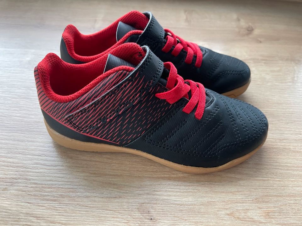 *neu* Hallenschuhe Größe 29 schwarz rot in Veitshöchheim