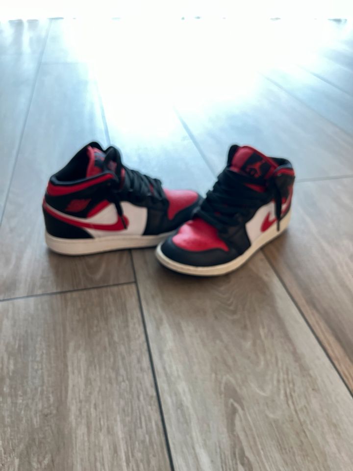 Jordan 1 Mid Schuhe Größe 38,5 in Wesel