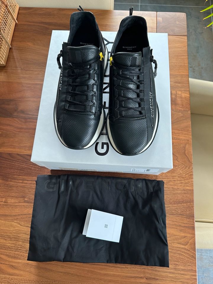 Givenchy Specctre Runner Sneaker Gr. 42 in Leverkusen