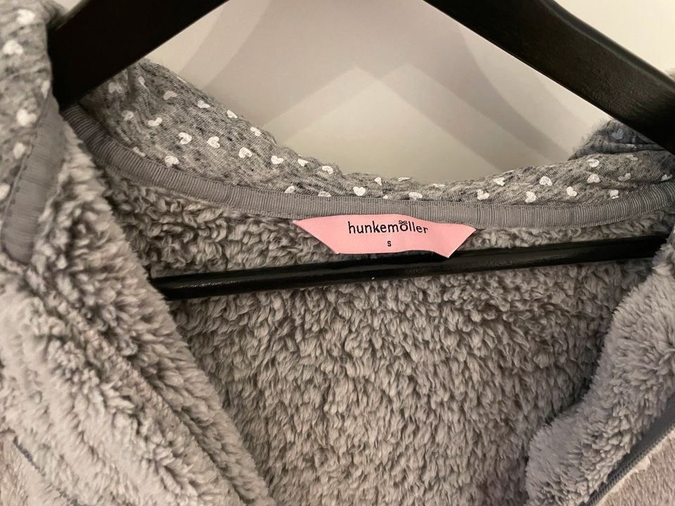 Ungetragene kuschelige Jacke von Hunkemöller Größe S in Schwerte