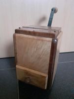 Alte funktionstüchtige Kaffeemühle Holz DDR Erbstück Nordrhein-Westfalen - Harsewinkel Vorschau