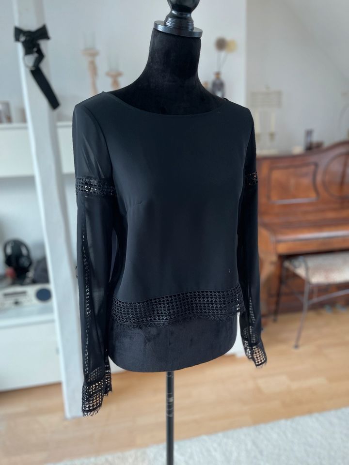 kurze Bluse Shirt Lochstickerei schwarz 34 36 XS S wie Neu in Rostock