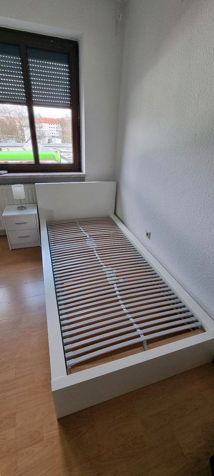 Bett mit Matratze und Nachttisch in Saarbrücken