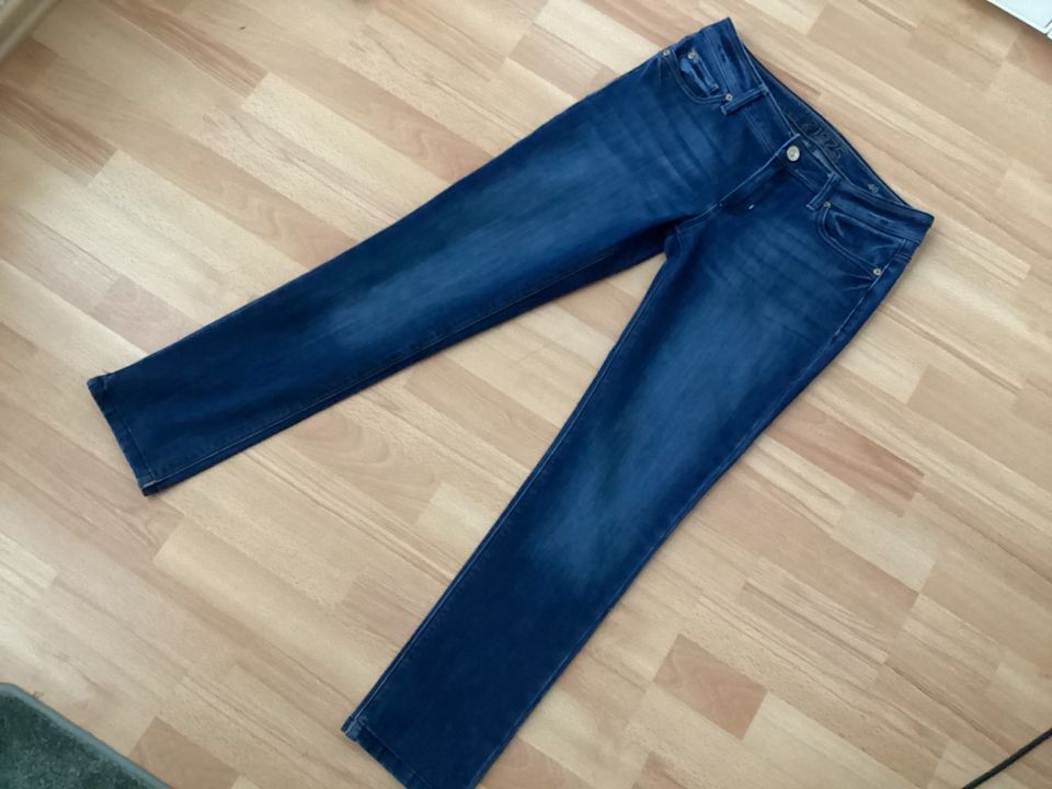 Zara Röhre Jeans blau Gr. 40 neuwertig in Berlin