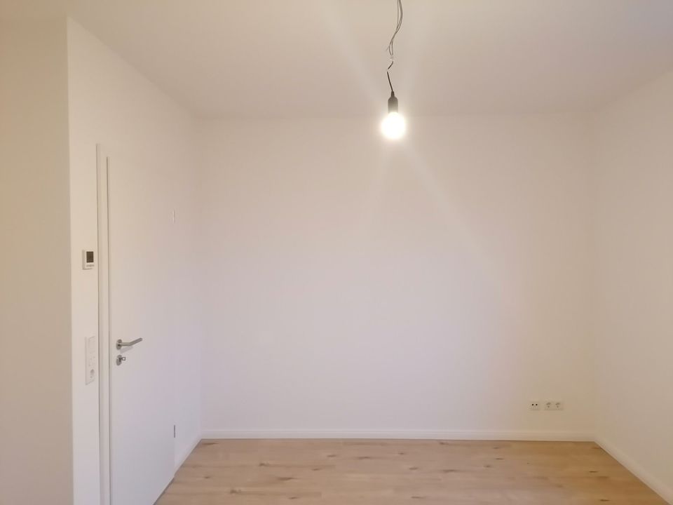 Anfragen NUR per E-Mail. Wulsdorf. Moderne 3-Zimmer Wohnung mit Balkon, Fußbodenheizung, Garderobenraum und Aufzug. Bj 2023. in Bremerhaven