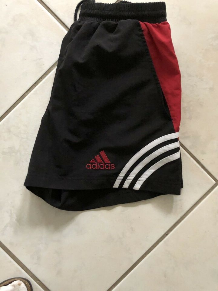 Adidas Freizeit- Sporthose Gr. 4 in Ottweiler