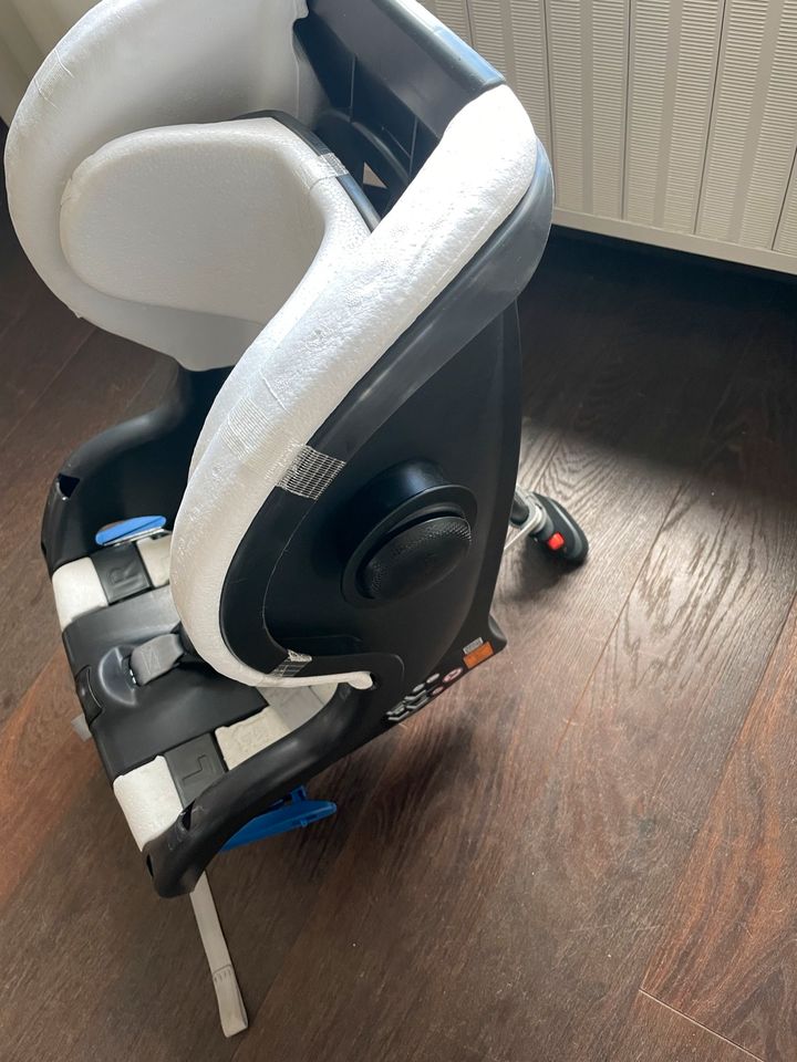 Britax Römer MaxWay plus Reborder black mit viel Zubehör in Nideggen / Düren