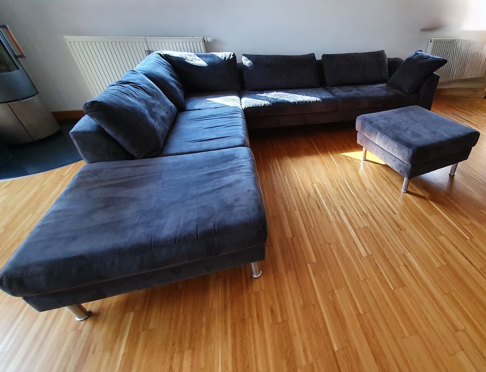 Eck-Sofa mit zusäzlichem Hocker in Blaufelden