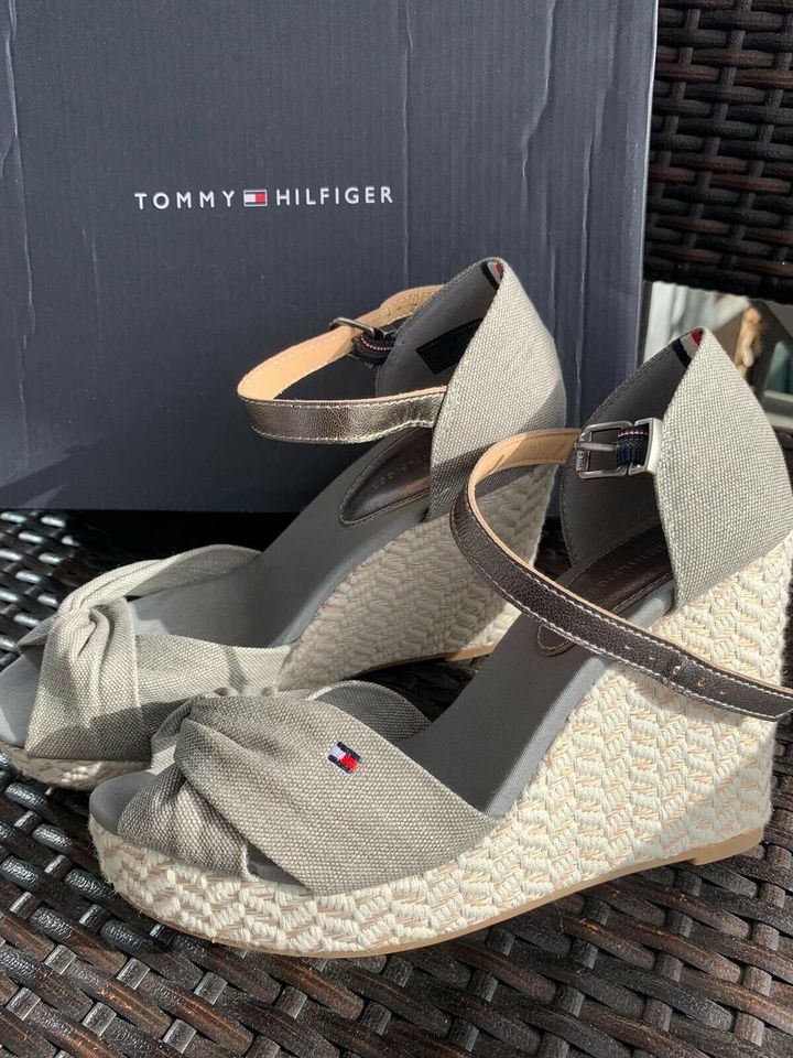 Tommy Hilfiger Elena Sandalen Gr. 37 grau schimmernd wie NEU in Elzach