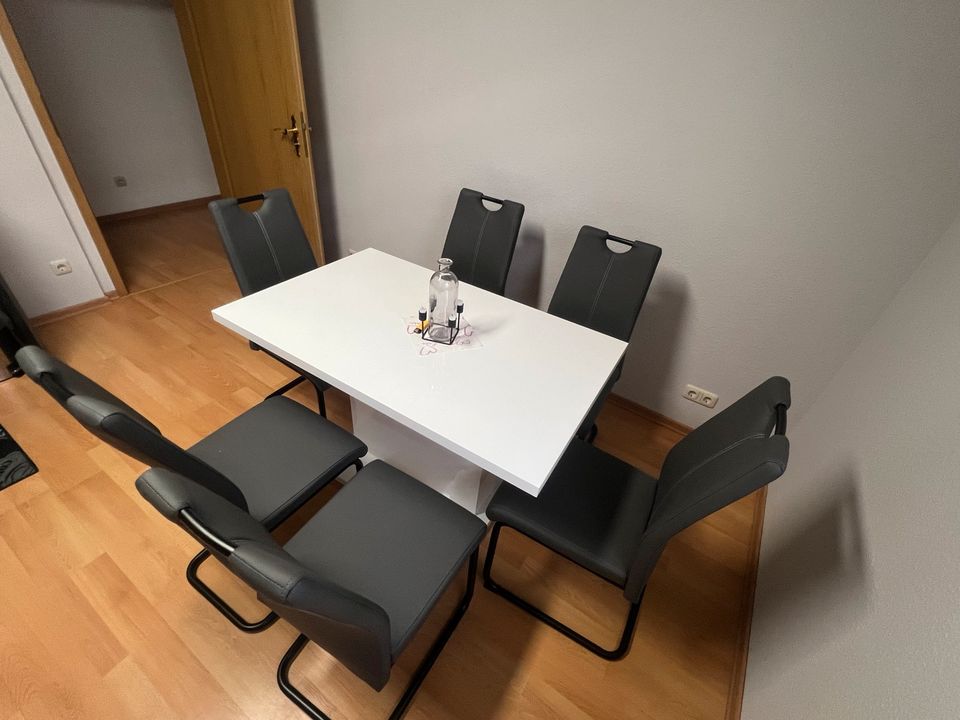 Essgruppe 6 Stühle und Hochglanz Tisch in Duisburg
