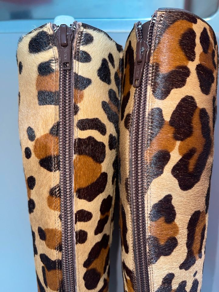 Christian Louboutin Alta Ariella Leopard Print Boots Gr.38 in Hamburg