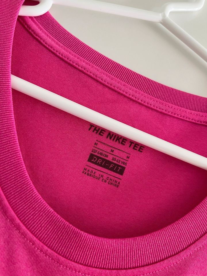 Nike Sport T-Shirt Gr. 134 - 140 in pink (10-12 Jahre) in Hamburg