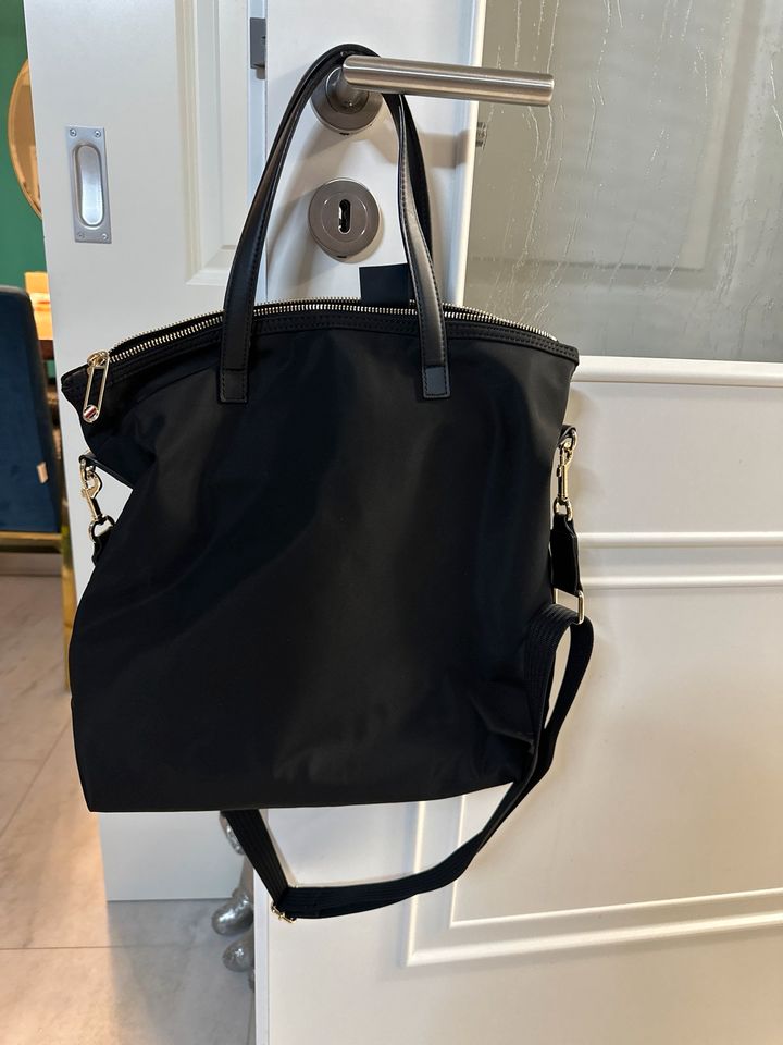 Schwarze Tommy Hilfiger Tasche in Neufahrn