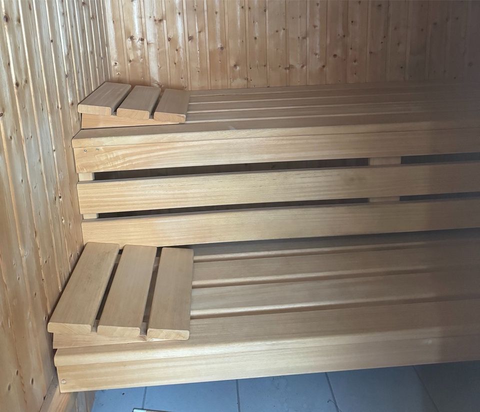 Sauna aus Holz mit Elektrosaunaofen in Büttelborn