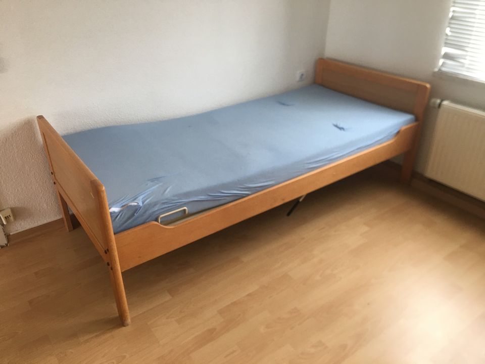 Bett mit Stahlrost neigbar (Krankenhausbett) 90 x 200cm in Fischbach (Arnsdorf)