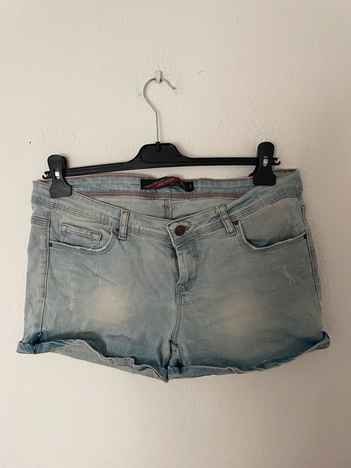 Zara Jeans Short hellblau 40 in Stuttgart