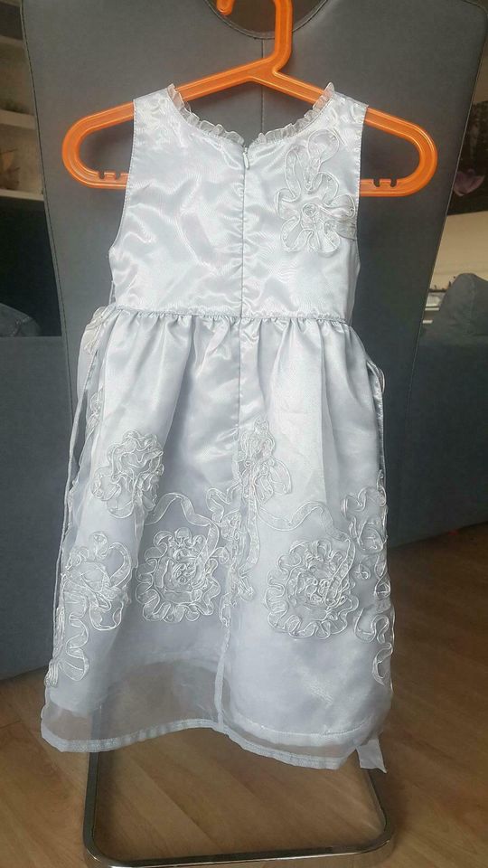 Mädchenfestkleid zuverkaufen in Nieste