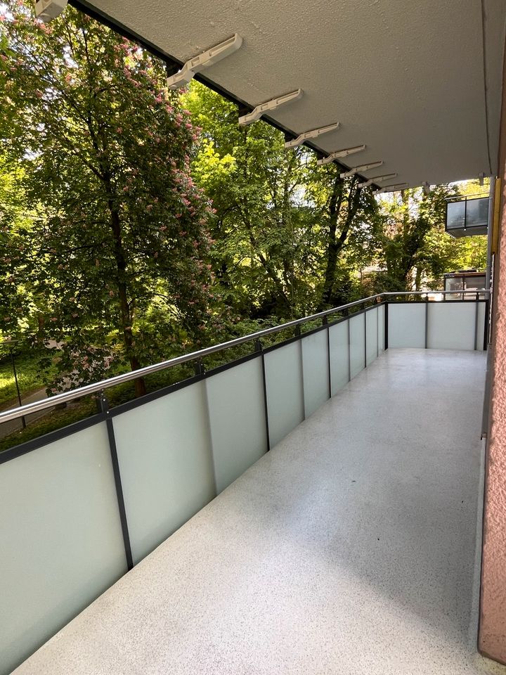 Zentrale 2-ZKB Wohnung - teilmöbliert, Blick ins Grüne, Balkon in Augsburg