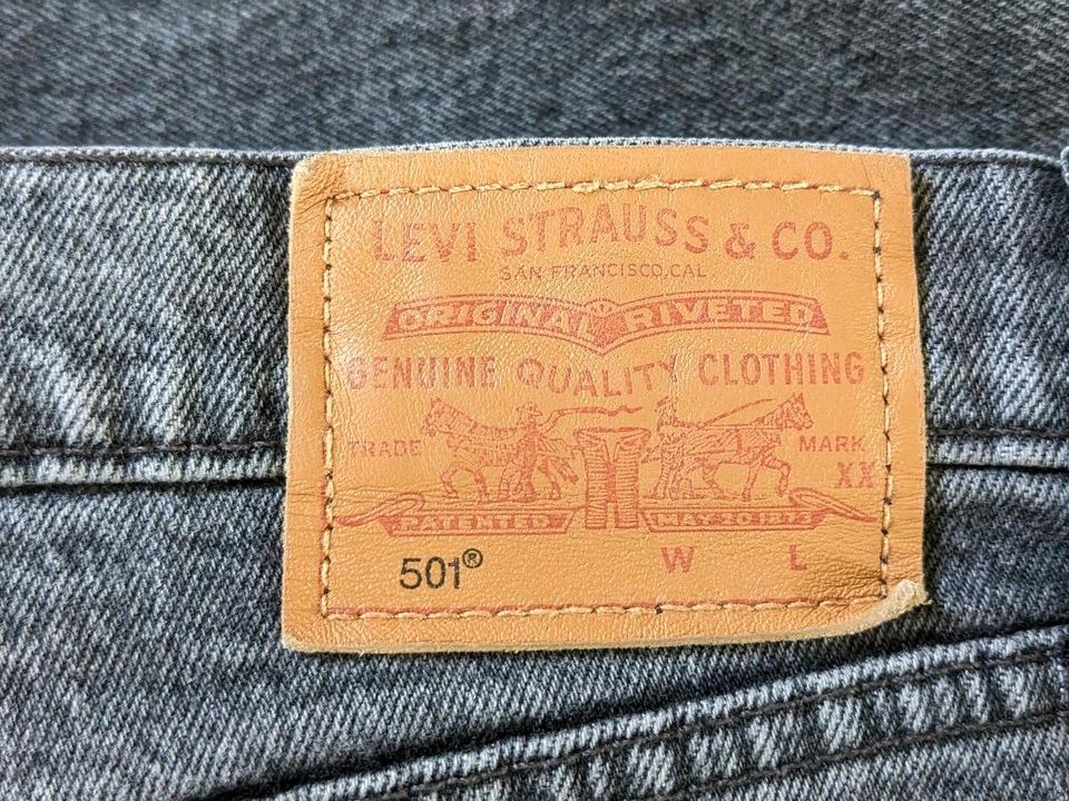 Levi's 501 Jeans grau W31 L28 Top Knopfleiste in Enger