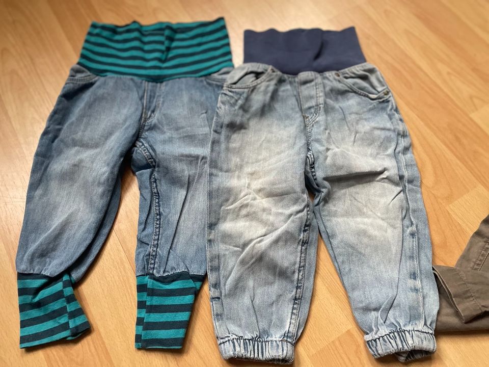 Paket 80/86 Hosen Shorts Schneeanzug Hemden in Halle