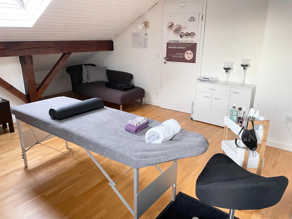 Kosmetikliege (klappbar), weiß, 2 Bezügen und Kniekissen NP 490 in München