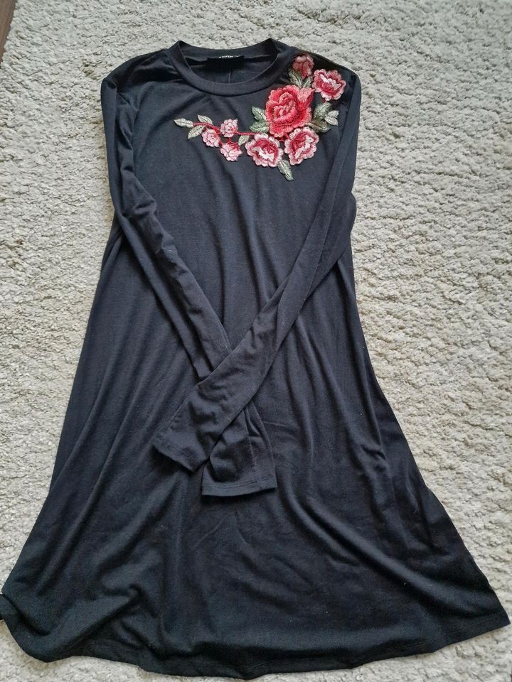 Kleid von Shein in Größe S in schwarz mit Blumen in Winsen