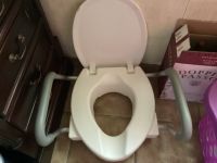 Toilettensitzerhöhung mit Armlehnen in OVP Versand oder Abholung. Nordrhein-Westfalen - Gelsenkirchen Vorschau