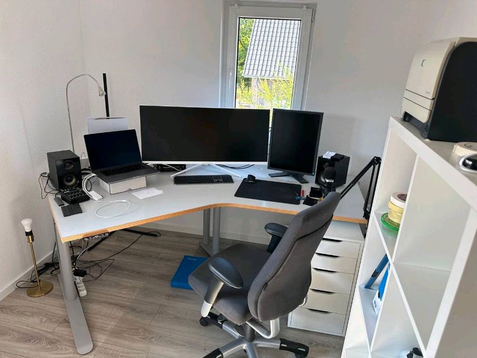 Elektrisch höhenverstellbarer Schreibtisch in Oldenburg
