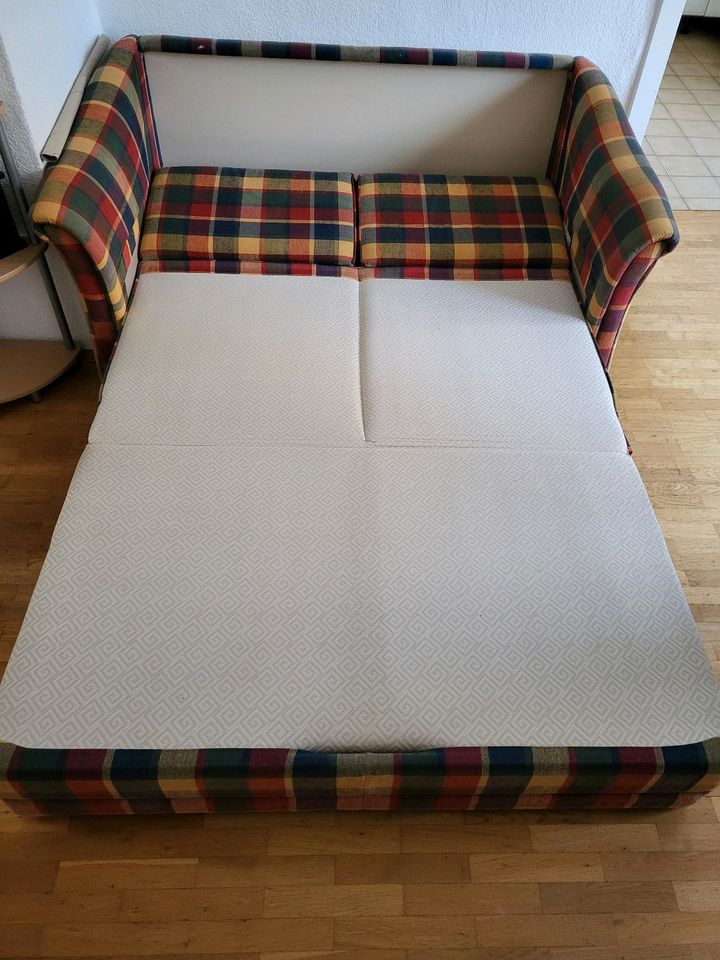 kleine Bettcouch, ausziehbare Couch in Griesheim