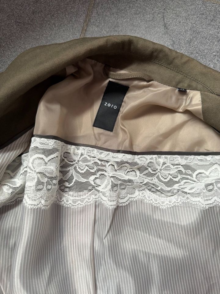 Zero Blazer mit Spitzeneinsatz khaki olivgrün Gr. 34 in Windberg