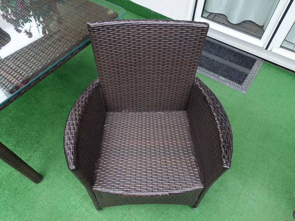 2 Rattan Sessel + 4 Kissen + passendem Tisch mit Glasplatte in München