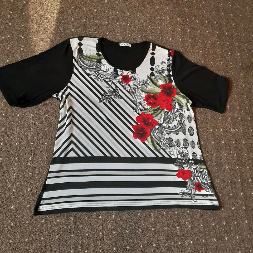 Schönes T-Shirt mit Blumen in Wachstedt