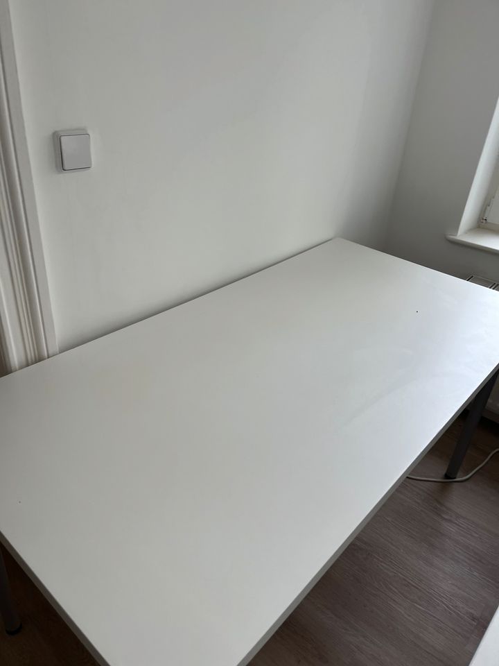 Weißer Schreibtisch in Potsdam