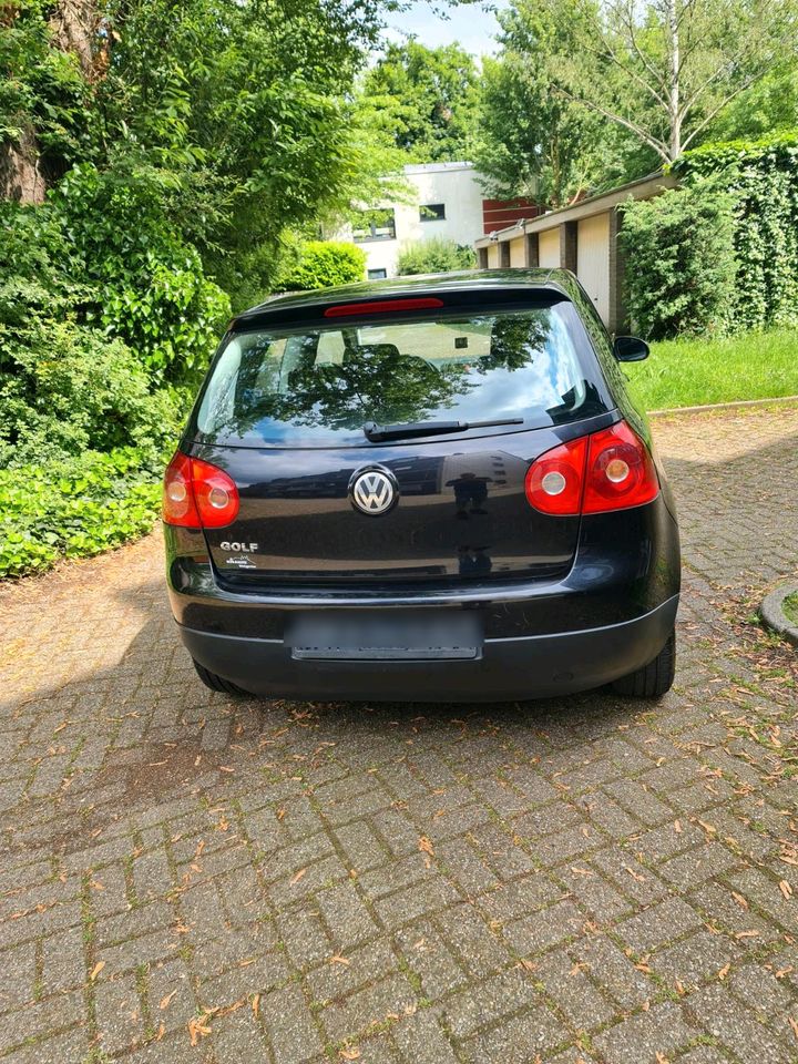 Volkswagen Golf 5 in Duisburg