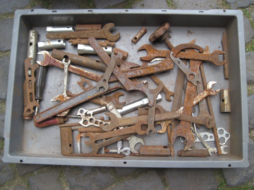 Altes Werkzeug Schraubenschlüssel - Konvolut Scheunenfund in Langgöns