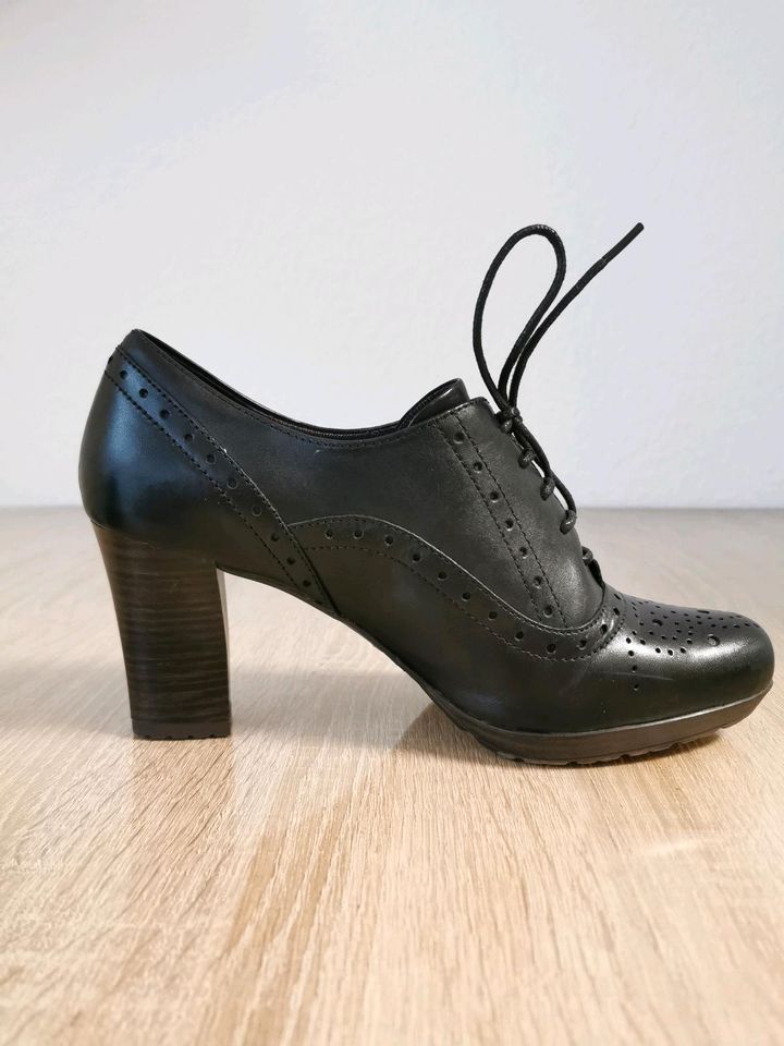 Tamaris Schnürhalbschuhe Leder Gr. 40 Stiefeletten Pumps wie neu in Solingen