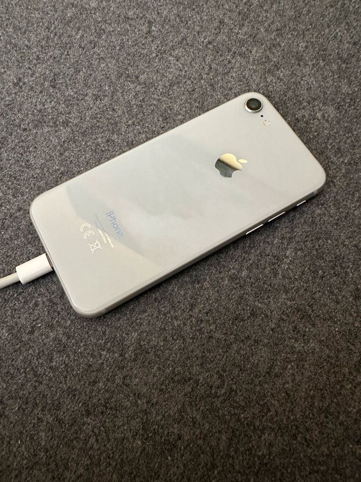 iPhone 8 64 GB in weiß in Blomberg