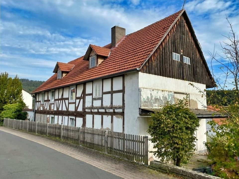 Teilsaniertes Fachwerkhaus in gefragter Lage (Potenzial für 3 Wohneinheiten) in Malsfeld