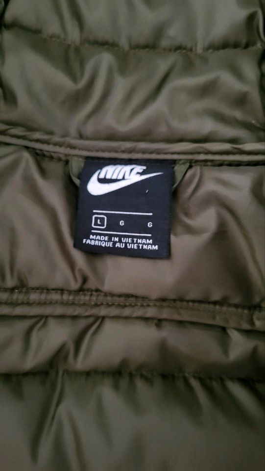 Nike Herrenjacke grün khaki Gr.L in Krefeld