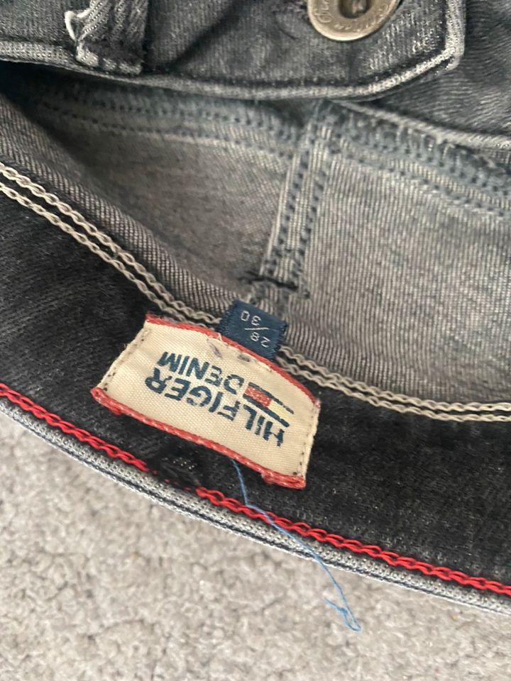 Thommy hilfigher Jeans Gr. 28/30 in Billigheim-Ingenheim