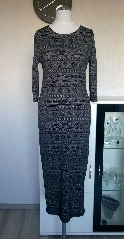 Kleid Maxikleid Stretch ¾-Arm schwarz weiß Muster Gr. S Orsay in Berlin