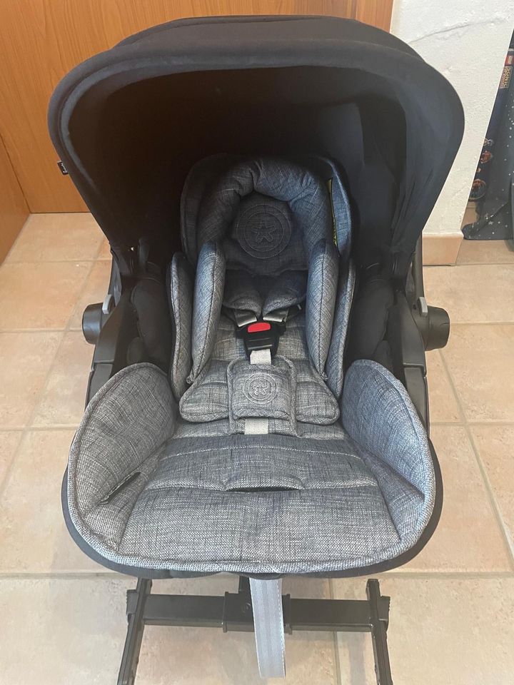 Kiddy Babyschale Evoluna i-Size2 mit Basisstation Isofix-Station in Neustadt b.Coburg