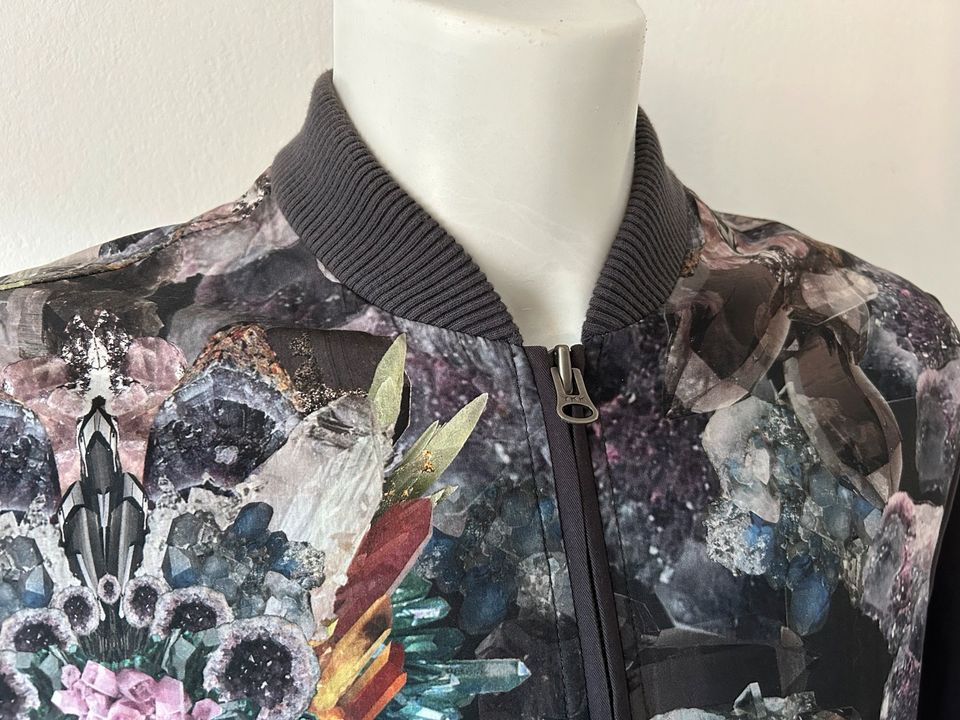 Kultige Bomberjacke mit aufregenden Print-Design Jacke in Hamburg