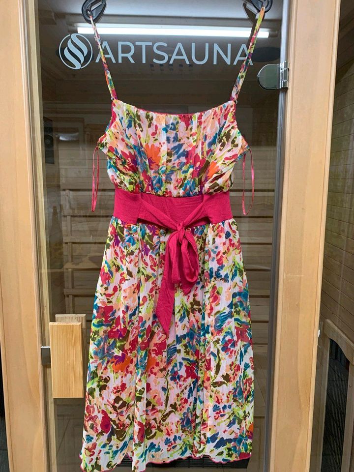 Sommerliches Kleid in Moos