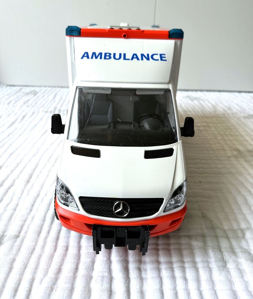 ★Bruder Mercedes Krankenwagen Ambulanz Fahrer Sound & Licht TOP★ in Köln