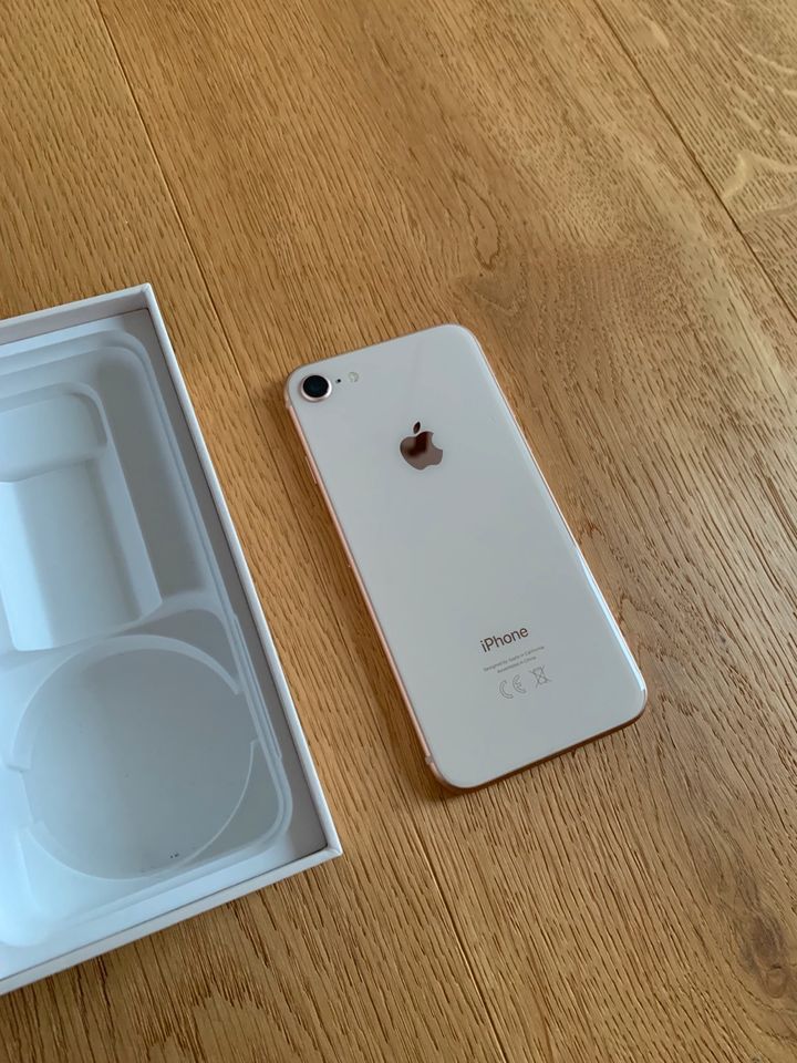 iPhone 8 *gold* 64GB *Akku-Kapazität 83% mit OVP plus Panzerglas in Wolfegg