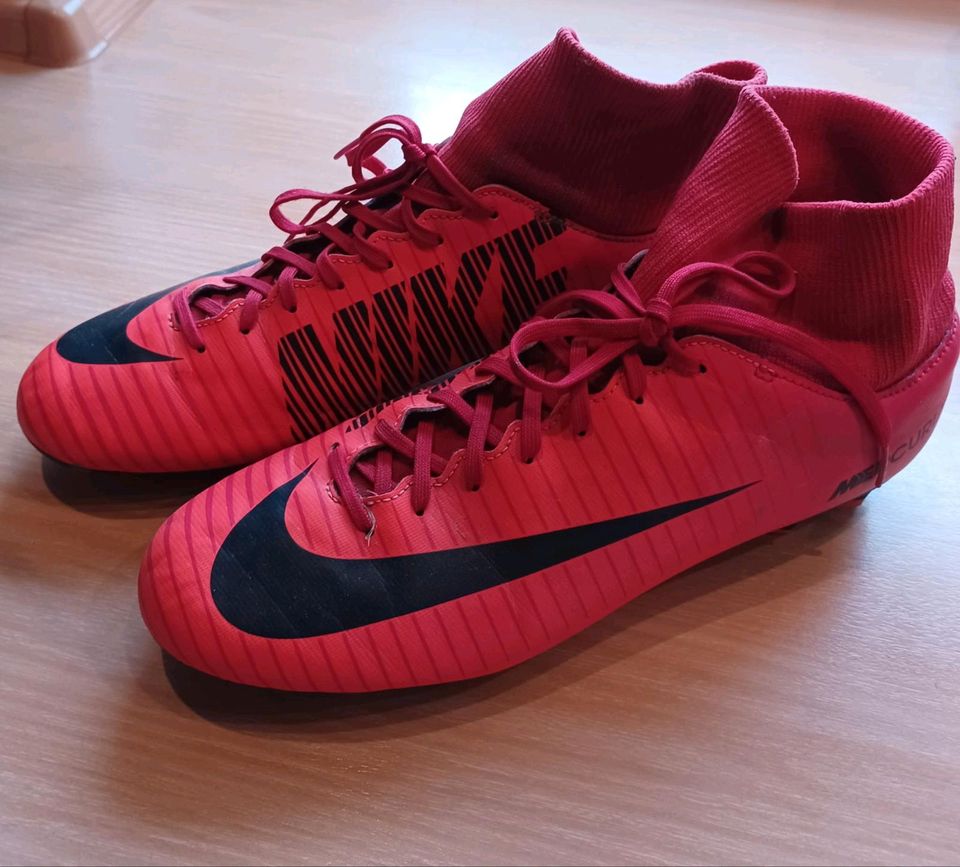 Nike Fußball Schuhe Größe 42 in Stedesand 