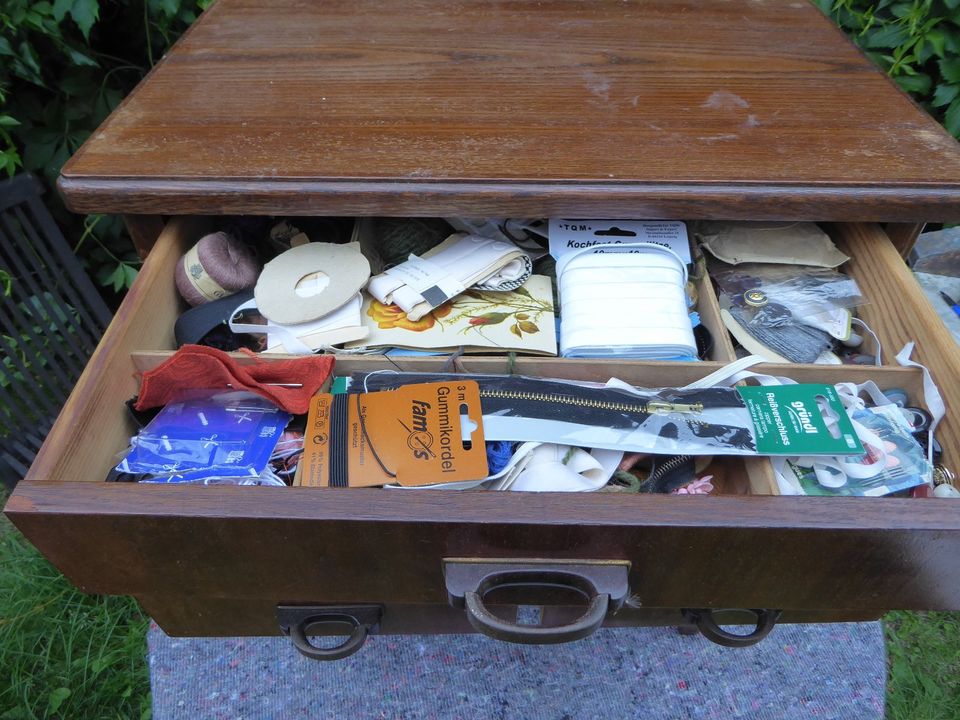 kleiner Nähschrank mit 3 Schüben, gefüllt, 58 breit x 73cm hoch in Greifswald