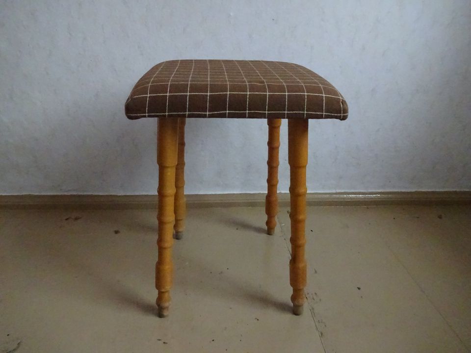 Hocker mit Holzfüßen in Prießnitz